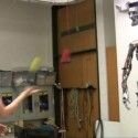 Robot Disney qui jongle avec un humain