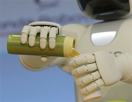 Asimo verse un liquide dans un verre