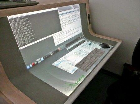 Concept de bureau incurvé tactile