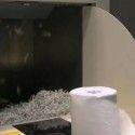 Une machine qui recycle les vieux documents en rouleaux de papier toilettes