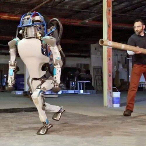 robot-atlas-en-equilibre