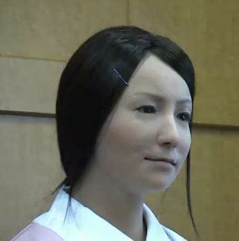 Photo d'un robot humanoide imittant les expressions du visage humain